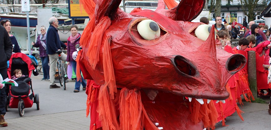 
                    Mumbles Dragon Parade