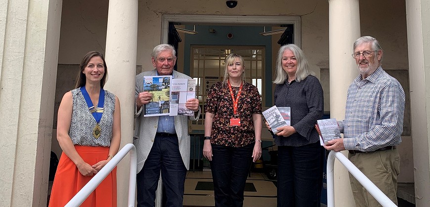 
                    Mumbles' Twin Towns Present New Books to Oystermouth Library